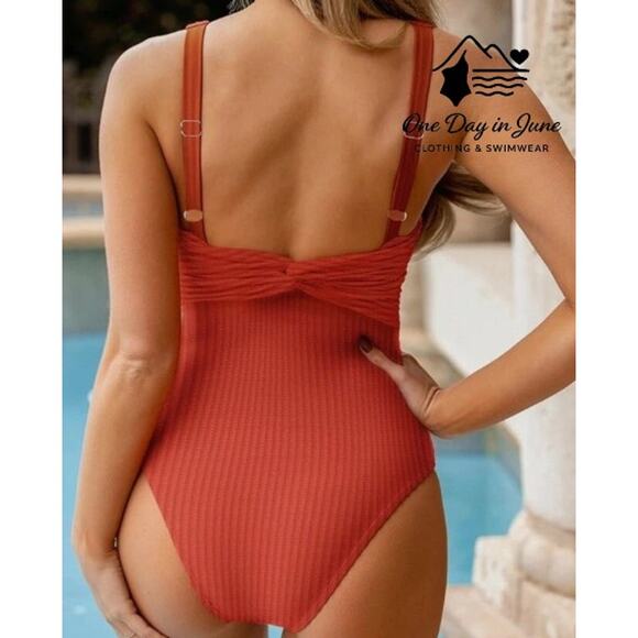 Cupshe Textured Twist Back One Piece Swimsuit Size S - Picture 2 of 7